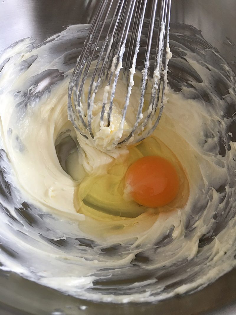 砂糖を加えて泡立て器で混ぜ、卵を割り入れてしっかりと混ぜる